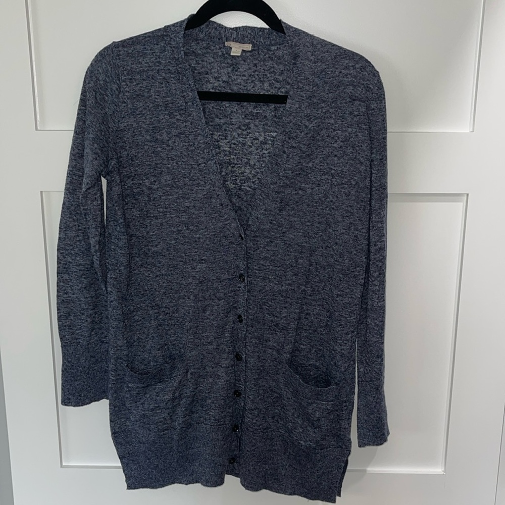 Women’s lightweight cardigan with front pockets.